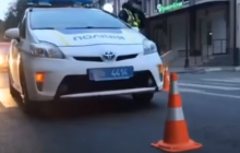 Від удару малюка відкинуло на кілька метрів: копи збили на "зебрі" жінку з дитиною (відео)