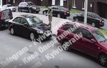 Під Києвом чоловік у камуфляжі стріляв у родину з дитиною в авто: відео інциденту