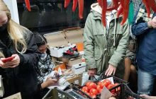 У вагоні метро Києва влаштували "торговий центр": "продавали" овочі, техніку і робили манікюр (фото, відео)