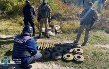 На Луганщині біля автотраси виявлено схрон бойовиків з протитанковими мінами (фото)