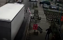 Под Киевом водитель фуры на глазах у полиции "снес" шлагбаум: инцидент попал на видео