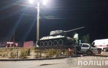 В Одеській області легковик протаранив монумент з танком: є жертва (фото)