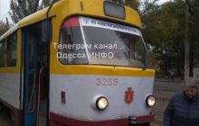 В Одесі з трамвая випала пенсіонерка: пасажиру довелося зупиняти транспорт своїм тілом