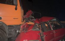 На Житомирщине грузовик превратил легковушку в груду металла, есть жертвы (фото)