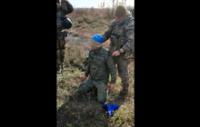 Маскувався під співробітника СЦКК: у мережі показали відео затримання бойовика на Донбасі