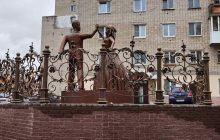 "Залізні дроворуби одружуються?": потворний пам'ятник молодятам перелякав росіян (фото)