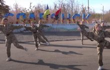 "Батько наш Бандера": дівчата з Донеччини станцювали під вірусну пісню з червоно-чорними димовими шашками (відео)