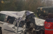 На Львівщині зіткнулися військова вантажівка та легковик - загинули двоє людей (фото)