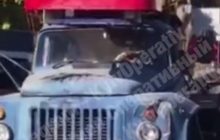 "Боевик" в Киеве: пьяный мужчина на автокране устроил ДТП и убежал (видео)