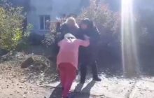 Збила вагітну собаку й намагалася сховатися: на Одещині перехожі жорстко покарали жінку (фото)