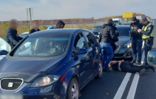 Посадили в автівку та зникли: на Київщині родичі "викрали" хлопчика з ліцею (фото)