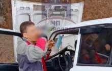 У Росії п'яний водій за кермом легковика на швидкості влетів у дерево та продовжив пити на місці ДТП (відео)