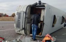 На Київщині автобус з білорусами зіткнувся з вантажівкою та перекинувся (фото)