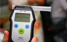 Пять промилле: украинский водитель едва "не сломал" алкотестер польским копам