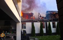 У Дніпрі під час пожежі загинув чоловік та вигоріли шість квартир (фото, відео)