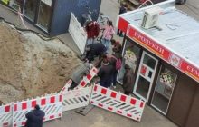 В Киеве прохожие достали старушку из ямы, которую оставили коммунальщики (видео)