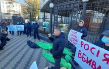 "Дайте доступ к вакцинам": под российским посольством в Киеве переселенцы провели акцию протеста (фото, видео)