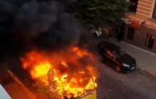 Вогонь за лічені хвилини охопив салон: у центрі Чернівців палала маршрутка (фото, відео)