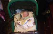 Немовля у бруді, холоді та зі стороннім чоловіком: у Херсоні копи розібралися з горе-матір'ю (фото)