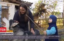 Дерет от грусти дверь: 9-летний маламут ищет новую семью после смерти единственной хозяйки (видео)