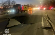 Прохід у Нарнію: в мережі показали моторошний провал асфальту в Києві (фото, відео)