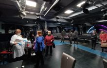 В Івано-Франківську натовп людей "взяв у заручники" медиків, щоби ті їх вакцинували (відео)