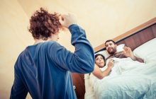 Застав прямо в ліжку: на Хмельниччині чоловік відлупцював коханця дружини, за що може загриміти до в'язниці (фото)