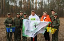 Українці по всій країні одномоментно висадили ліс в рамках проєкту "Зелена країна"