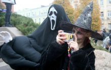 "Топор в голове, Призрачное лицо и невеста на цепи": в Киеве прошел парад зомби (фото)