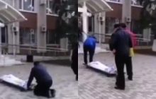 Принес труп родственницы в администрацию: в РФ мужчина пошел на отчаянный шаг из-за нехватки денег (фото)