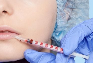 На видео показали, как косметологи уродуют россиянок из-за санкций