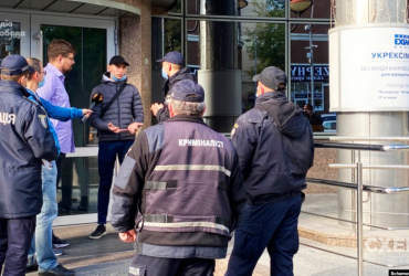 Журналисты Схем заявили, что на них напали во время интервью с главой Укрэксимбанка (видео)