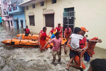 Индия и Непал страдают от наводнений: погибло 150 человек (фото)