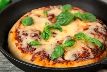 Піца у мікрохвильовці без борошна: як приготувати смачний перекус за 5 хвилин