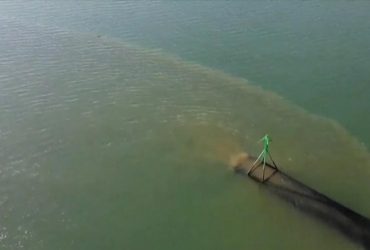 Побережье в туалетной бумаге: в Великобритании очистная станция сбросила отходы в море (видео)