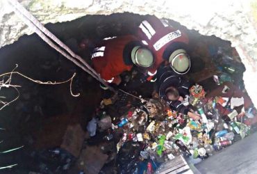 На Львовщине люди провалились в 4-метровую яму с мусором (фото)