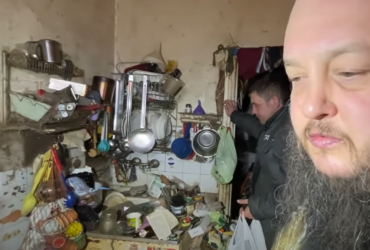 В центре Киева мужчина превратил четырехкомнатную квартиру в помойку - ее удалось продать (видео)