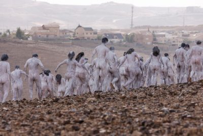 800 человек снялись голые в старинном замке