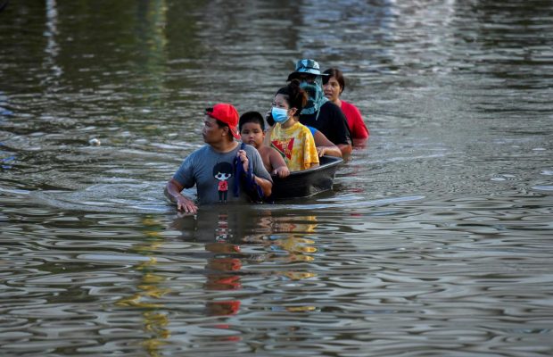 Потужна повінь накрила Таїланд: води по груди, багато загиблих (фото, відео)