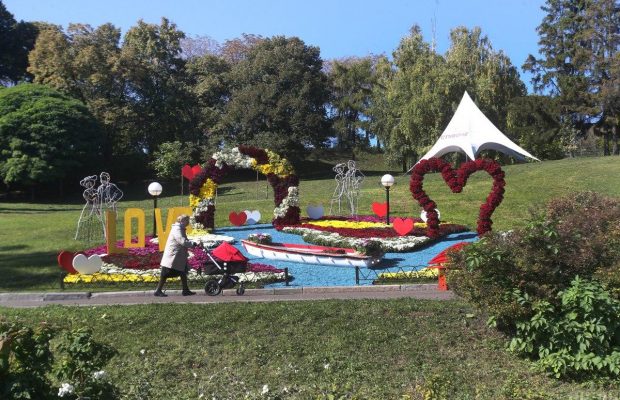 "Історії кохання": у Києві на "Співочому полі" відкрилася яскрава виставка (фоторепортаж)