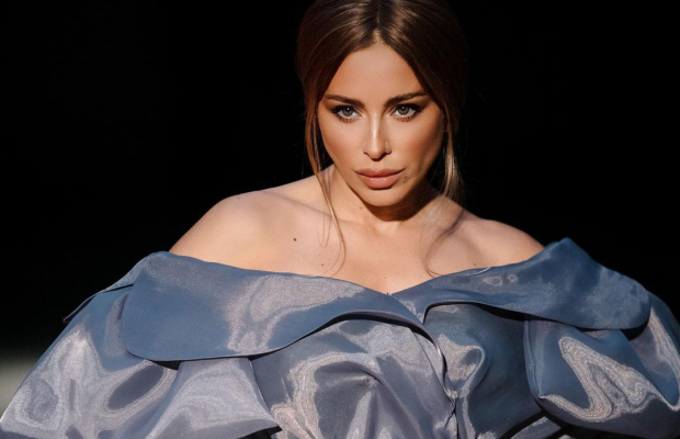 "Відфотошоплену" Ані Лорак у обтислій міні-сукні не впізнали на новому фото