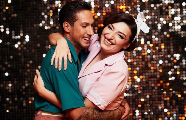 На милицях, але з посмішкою: зірка "Жіночого кварталу" вперше вийшла на сцену після травми (відео)