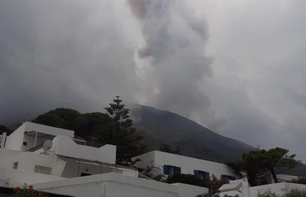 В Італії почав вивергатися популярний у туристів вулкан Стромболі (відео)