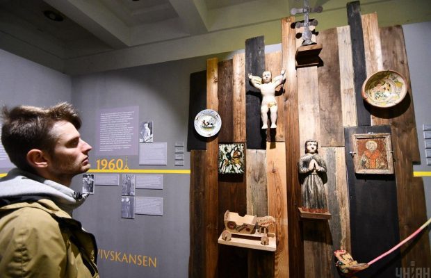 Сакральные древности и резные сундуки: во Львове проходит уникальная этновыставка (фоторепортаж)