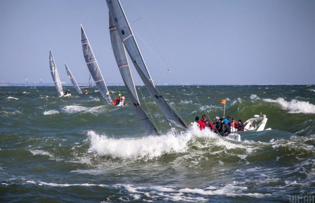 В Одессе в шторм стартовал чемпионат Европы по парусному спорту (фото, видео)