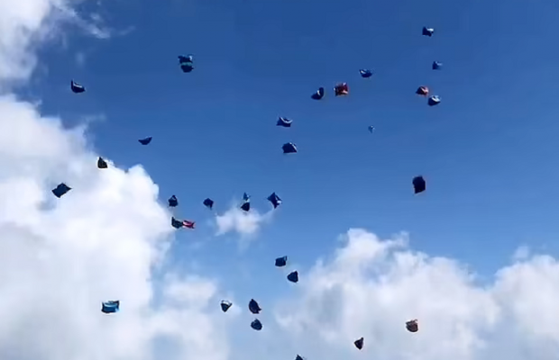 Як повітряні змії: сильний вітер здійняв у небо десятки торгових наметів (відео)