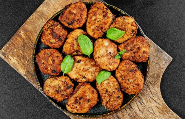 Що додати в фарш для соковитості: цей інгредієнт знайдеться на будь-якій кухні