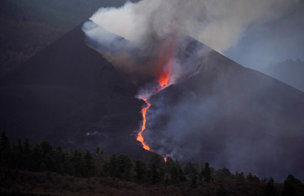 На іспанському острові Ла-Пальма зафіксовані нові землетруси і виверження вулкана (фото)