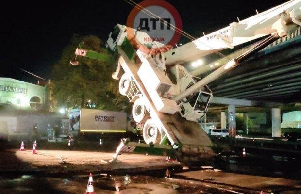 В Киеве во время съемок фильма с моста упал кран (фото)
