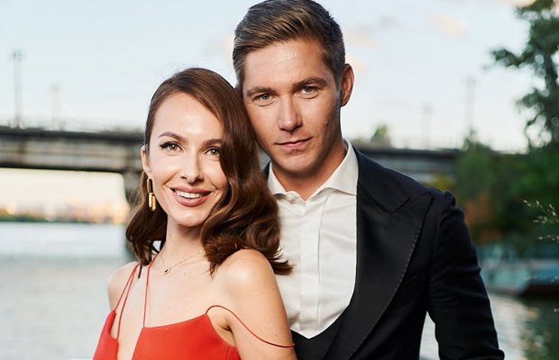 "Супер сексі": український телеведучий показав свою дружину повністю оголеною